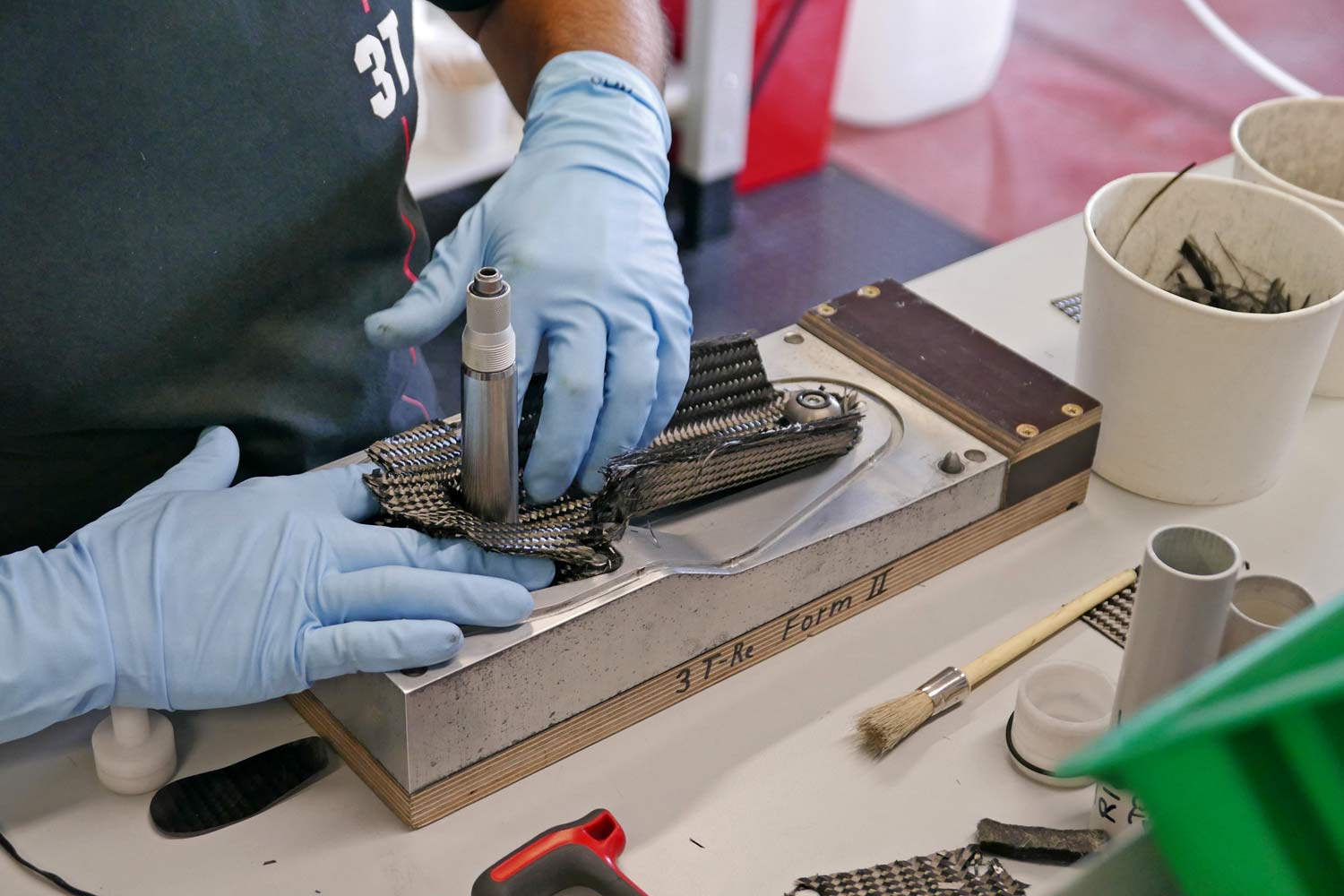 碳纤维汽车零部件RTM工艺配合模温机，助力汽车零部件批量生产